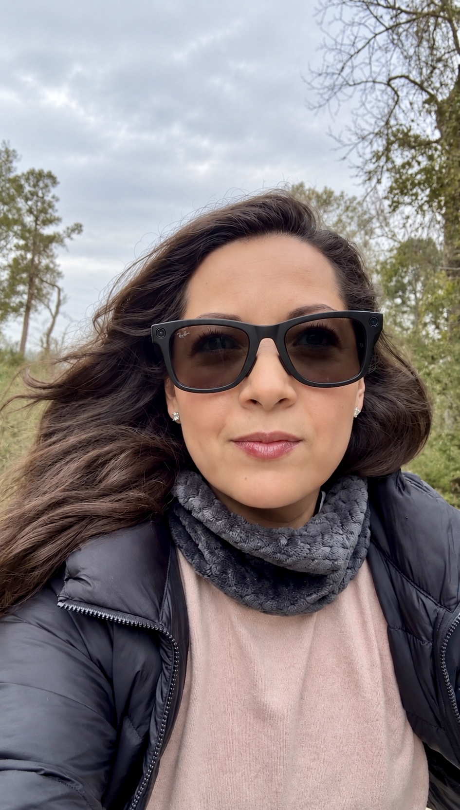 Nai al aire libre, con lentes de sol y el pelo al viento